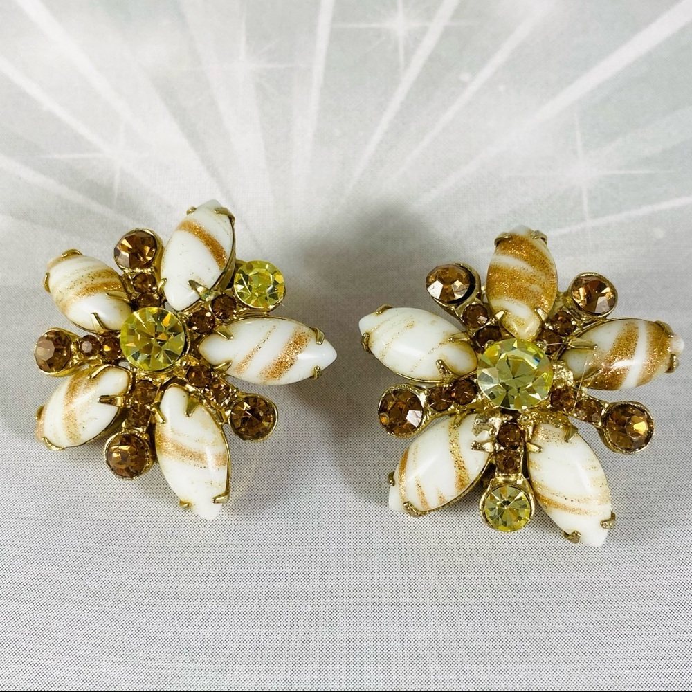 Beautiful vintage lucite and glitter with rhinestone flower atomic clip earrings